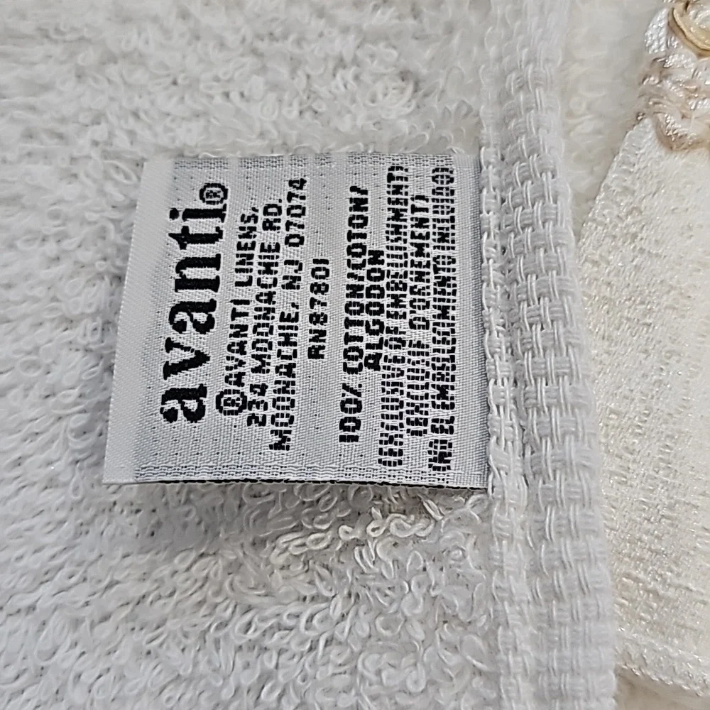 NWOT Avanti (3 pc)  Towel Set